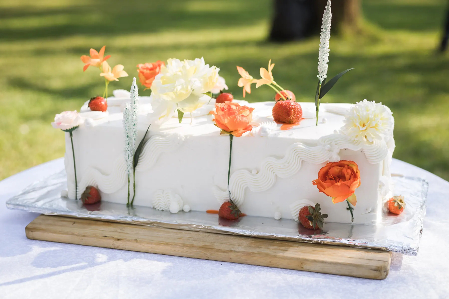 Flower-decorated wedding cake